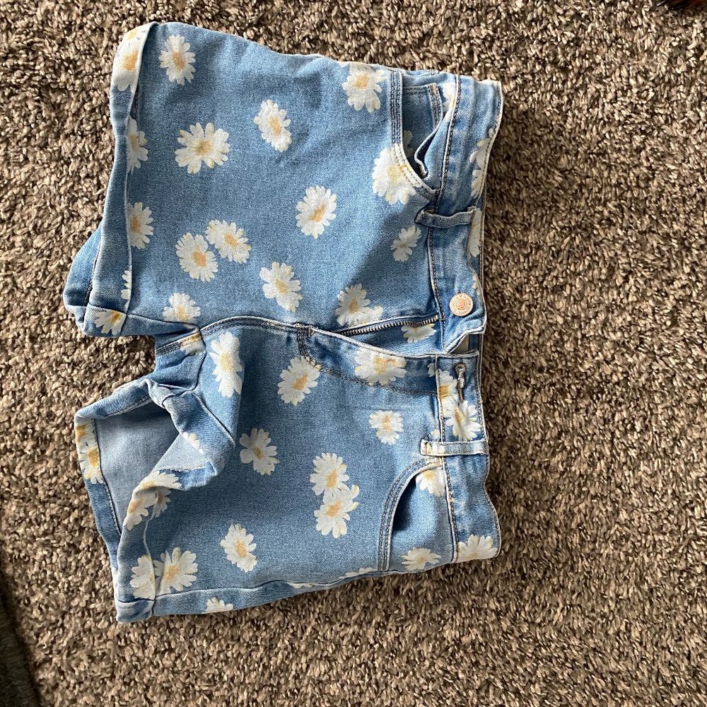 Daisy print jean shorts from forever 21.